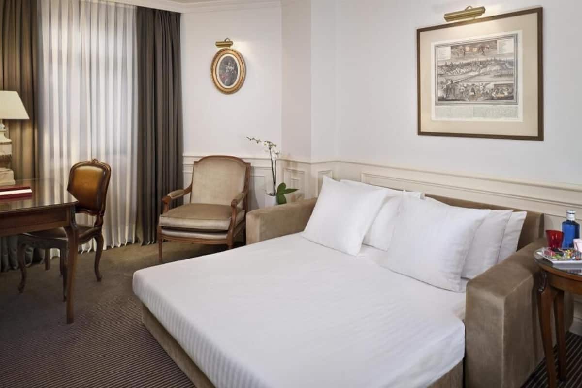 Premium bedding, down comforters, minibar, in-room safe