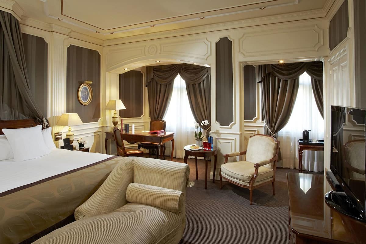 Premium bedding, down comforters, minibar, in-room safe