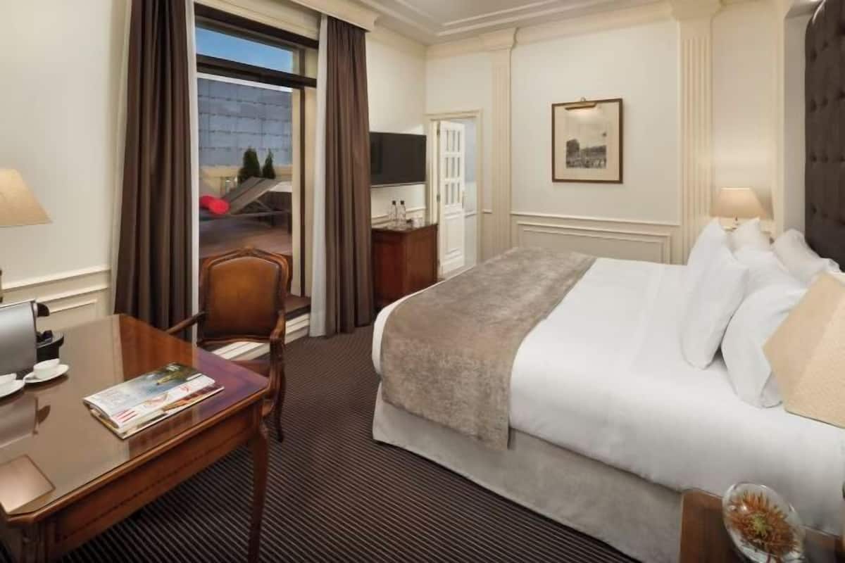 Premium bedding, down duvets, minibar, in-room safe