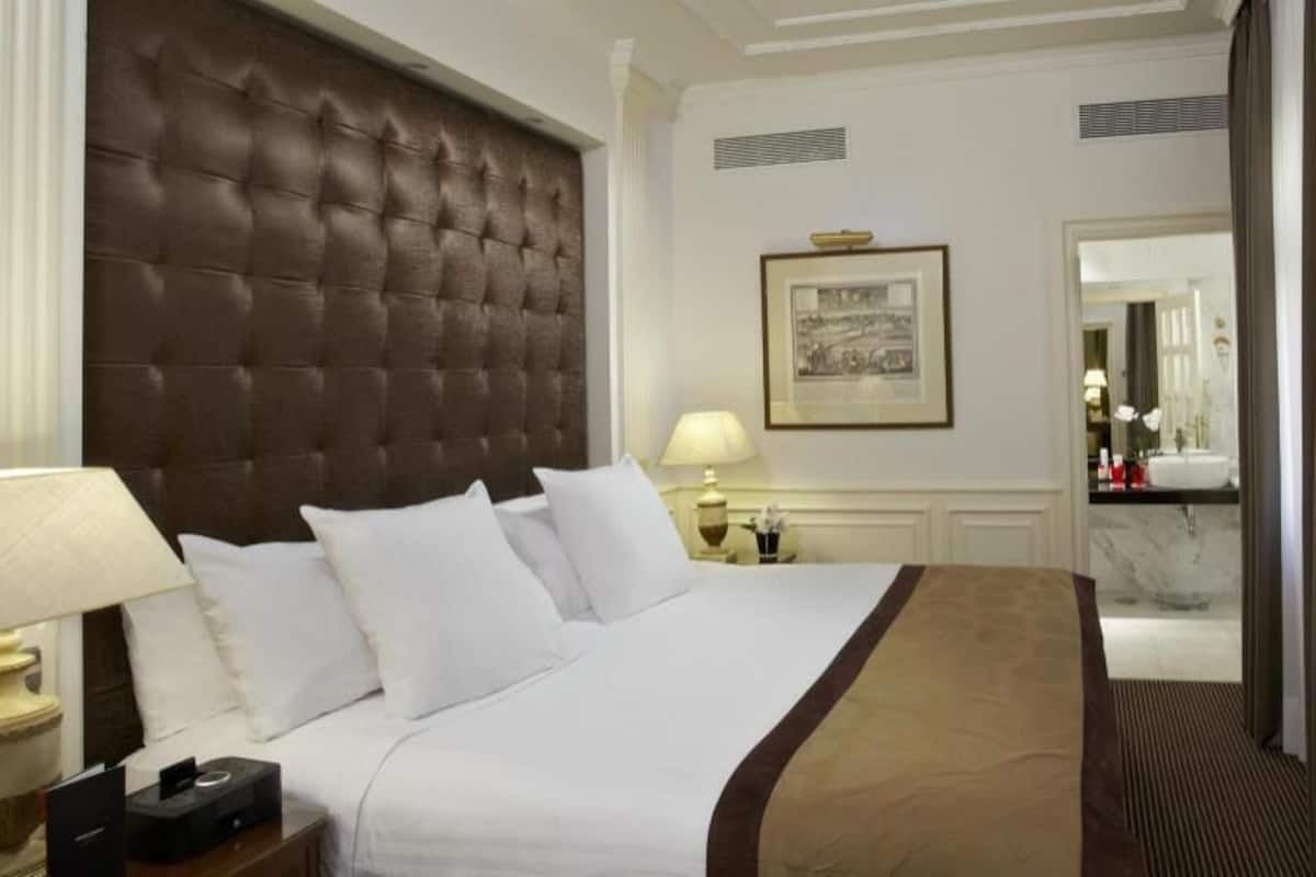 Premium bedding, down comforters, minibar, in-room safe