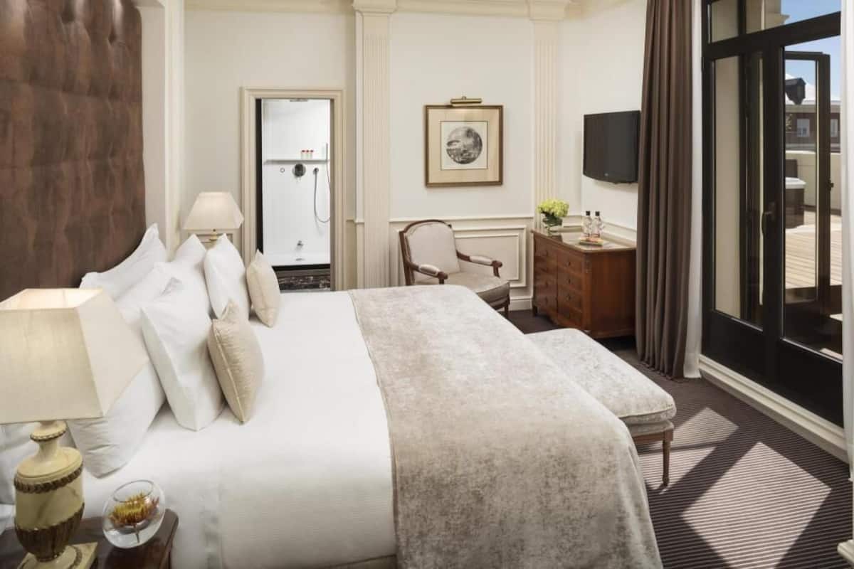 Premium bedding, down comforters, minibar, in-room safe