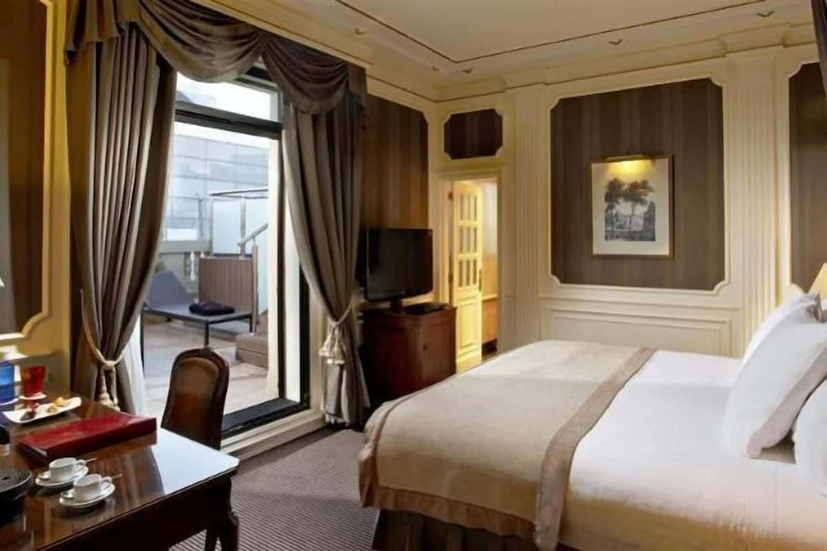 Premium bedding, down duvets, minibar, in-room safe