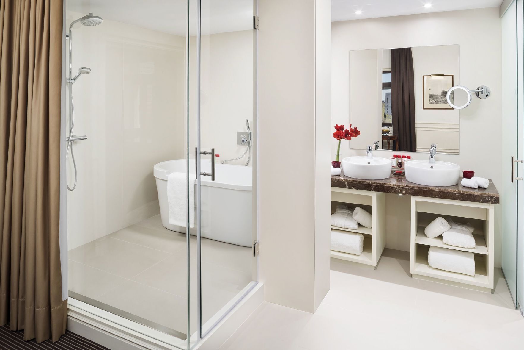 Salle de bain | Articles de toilette griffés, séchoir à cheveux, peignoirs, pantoufles