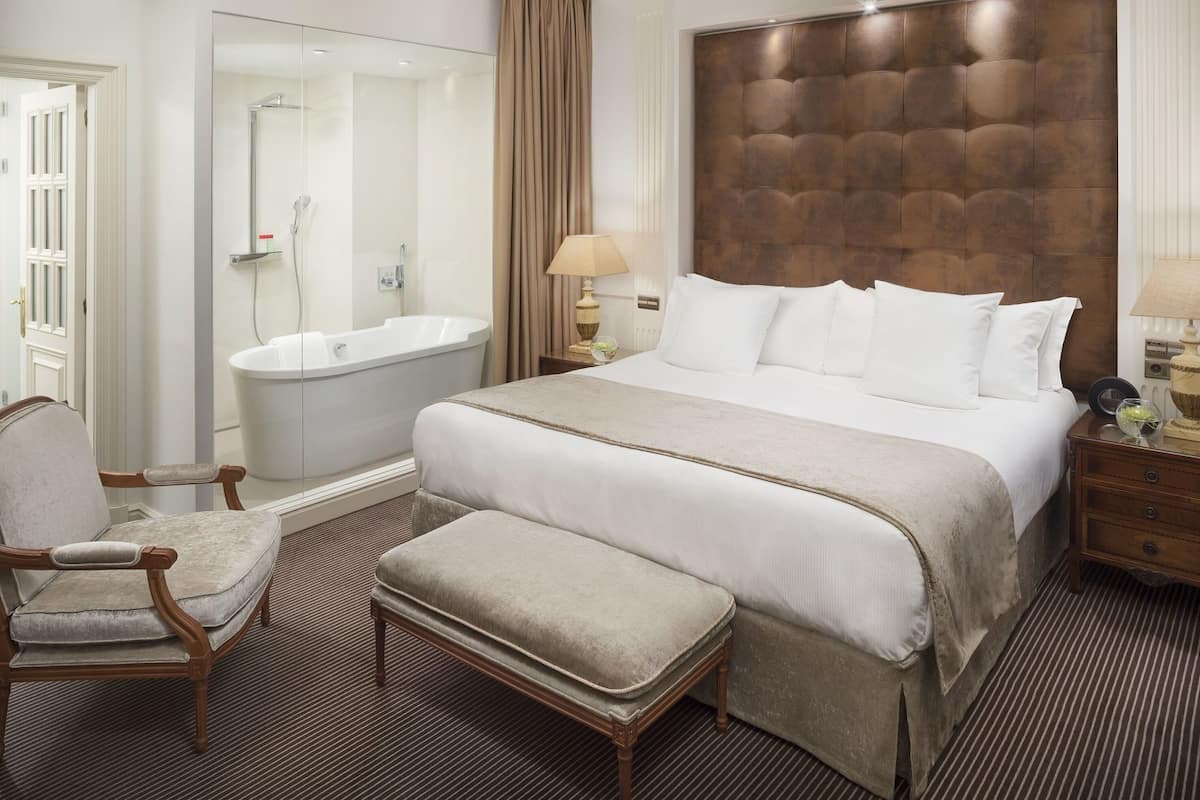 Premium bedding, down comforters, minibar, in-room safe