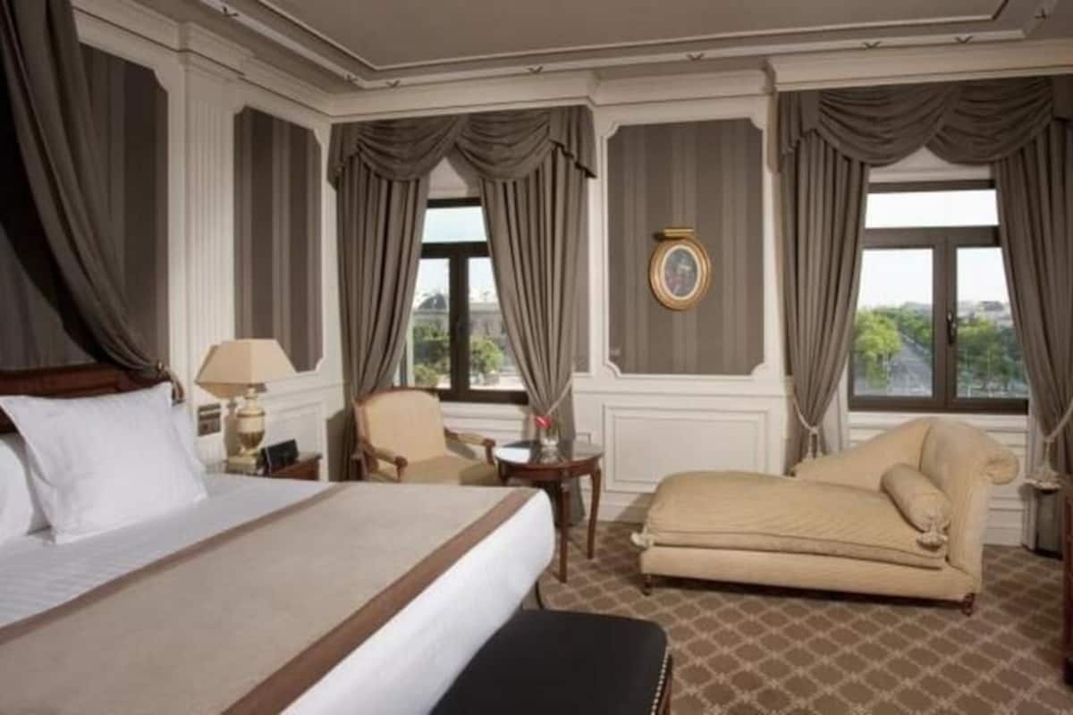 Premium bedding, down comforters, minibar, in-room safe