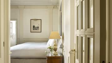 Grand Supreme Room with Jacuzzi Red Level | 1 slaapkamer, luxe beddengoed, donzen dekbedden, een minibar