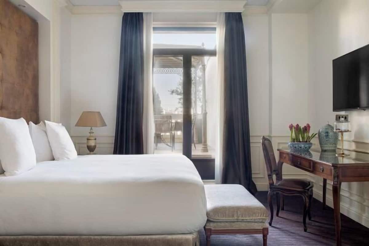 Premium bedding, down duvets, minibar, in-room safe
