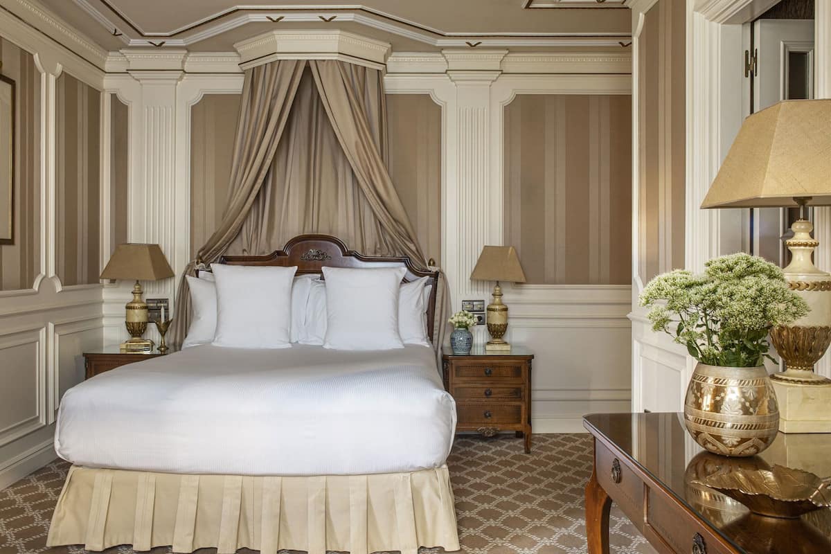 Premium bedding, down comforters, minibar, in-room safe