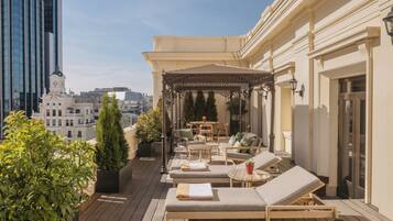 Premium bedding, down comforters, minibar, in-room safe