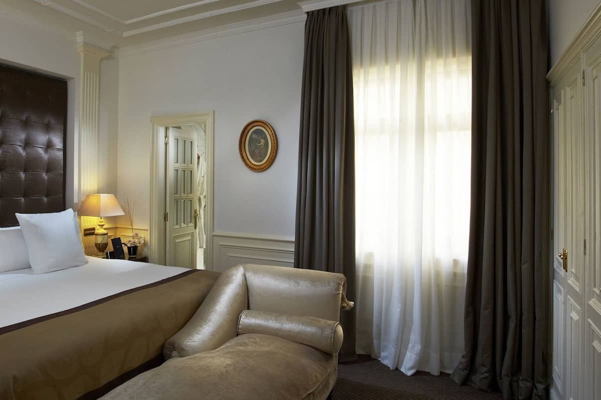 Premium bedding, down comforters, minibar, in-room safe