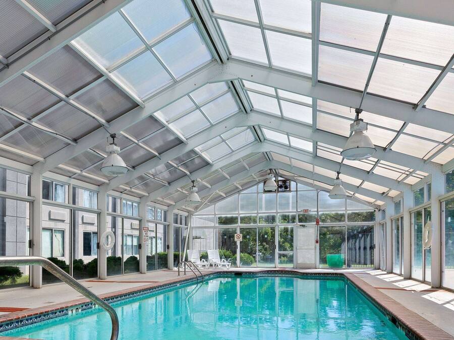 Innendørsbasseng, sesongbasert utendørsbasseng og solsenger