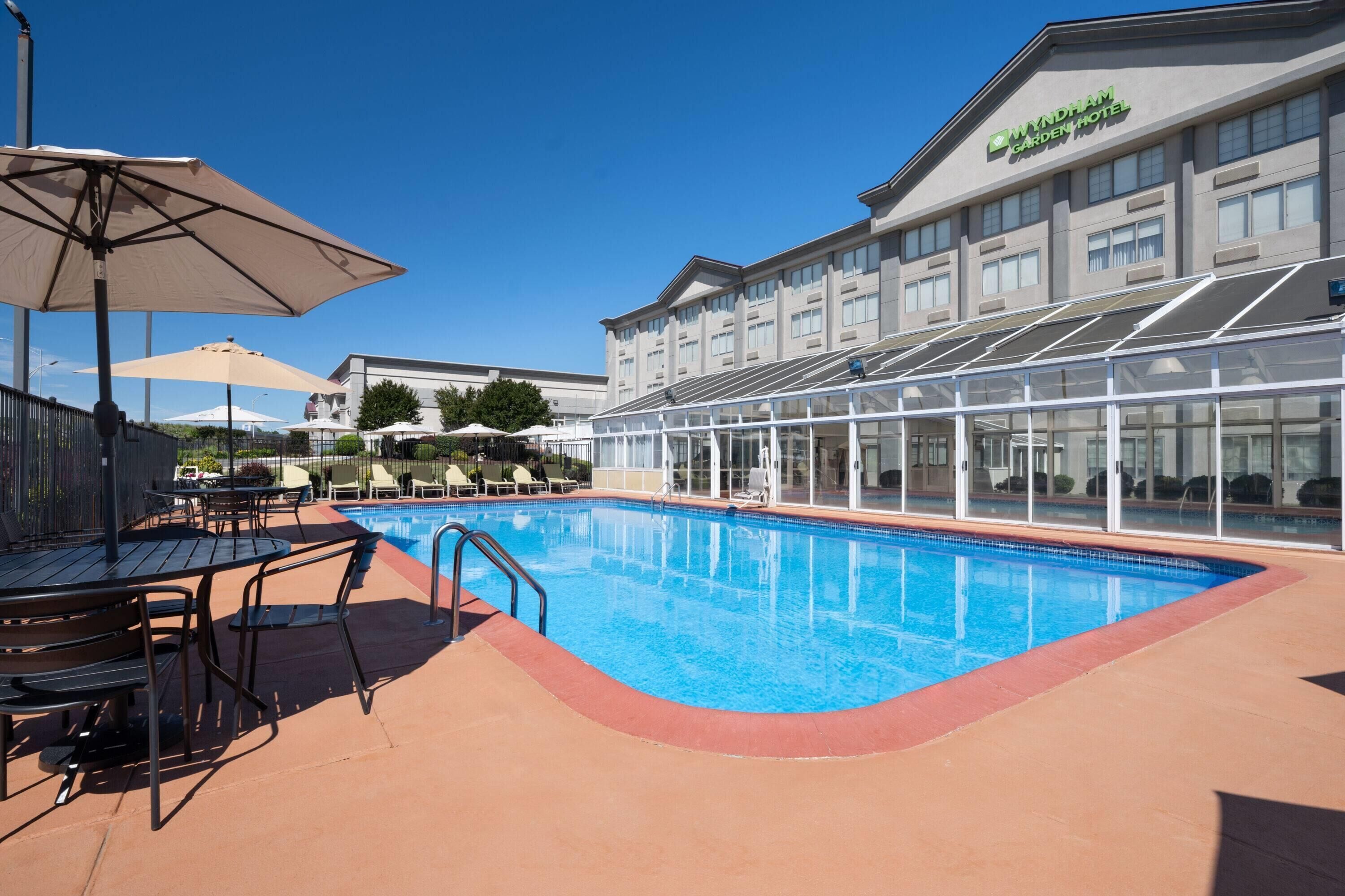 Una piscina techada, una piscina al aire libre de temporada