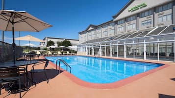 Una piscina techada, una piscina al aire libre de temporada