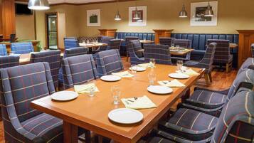 Breakfast and dinner served