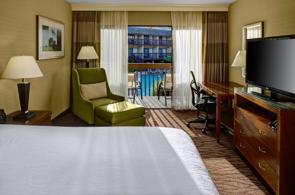 Premium bedding, in-room safe, desk, iron/ironing board