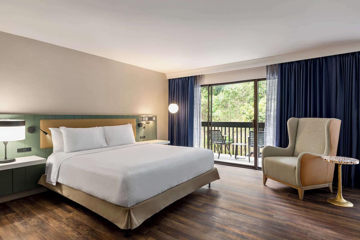 Premium bedding, in-room safe, desk, iron/ironing board