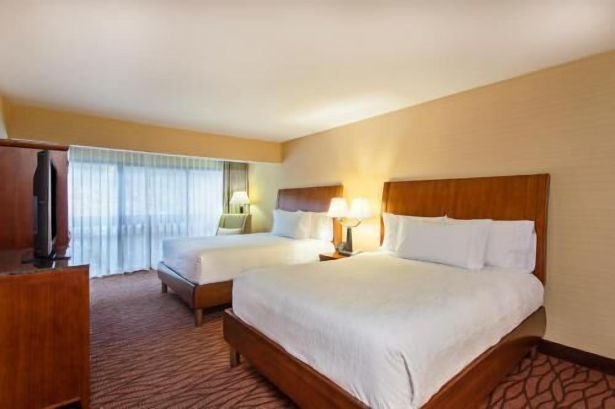 Premium bedding, in-room safe, desk, iron/ironing board