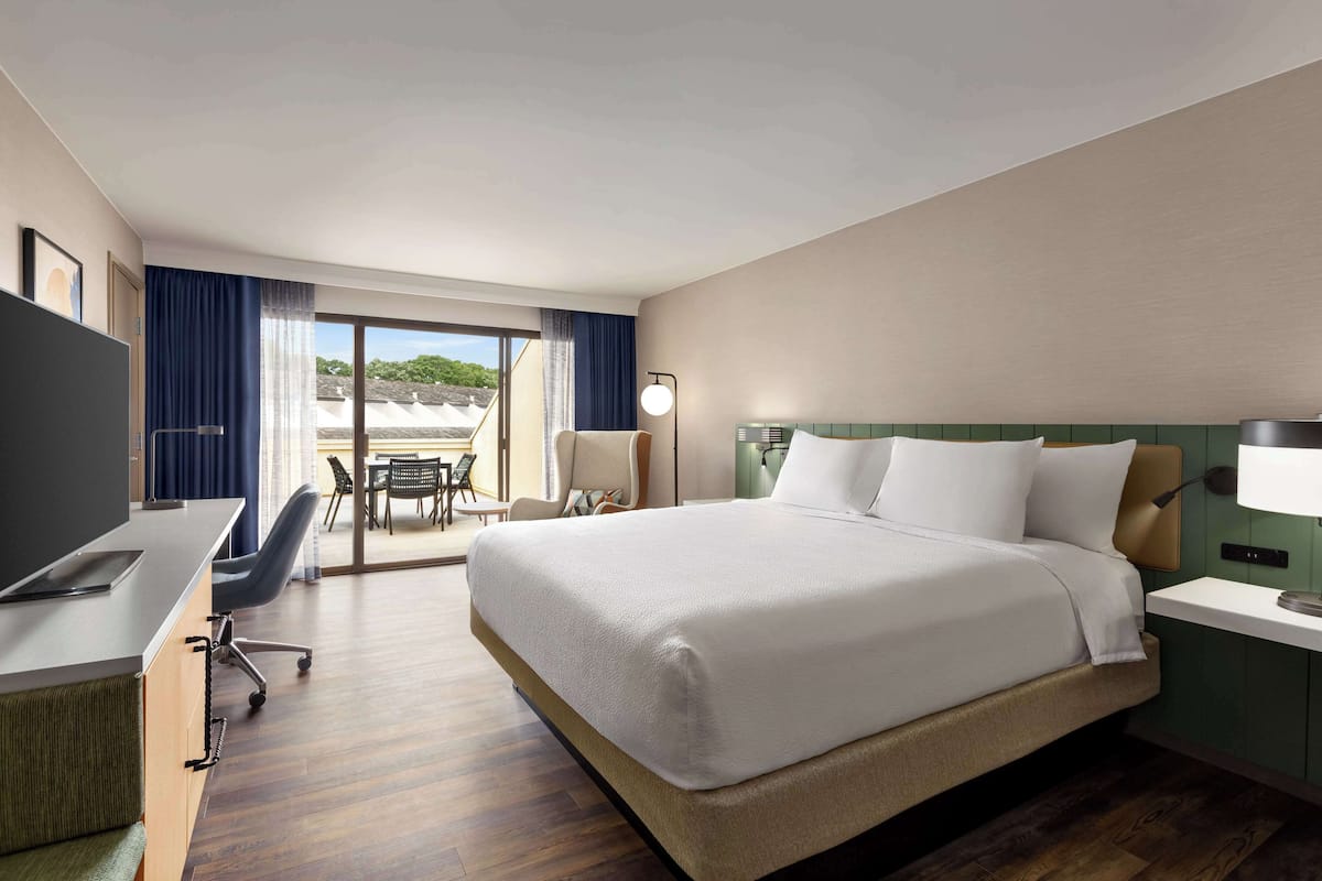 Premium bedding, in-room safe, desk, iron/ironing board