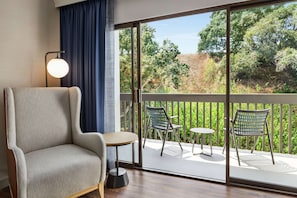 Zimmer, 1 King-Bett, Balkon | Hochwertige Bettwaren, Zimmersafe, Schreibtisch, Bügeleisen/Bügelbrett