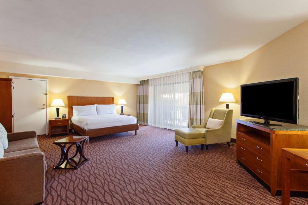 Premium bedding, in-room safe, desk, iron/ironing board