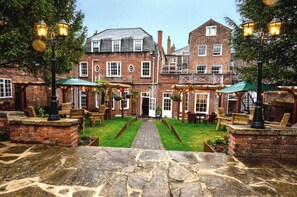 Garden - The Chequers Hotel (Newbury)