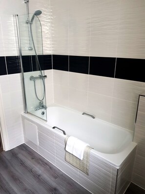 Vòi sen/bồn tắm kết hợp, đồ dùng nhà tắm miễn phí, máy sấy tóc 