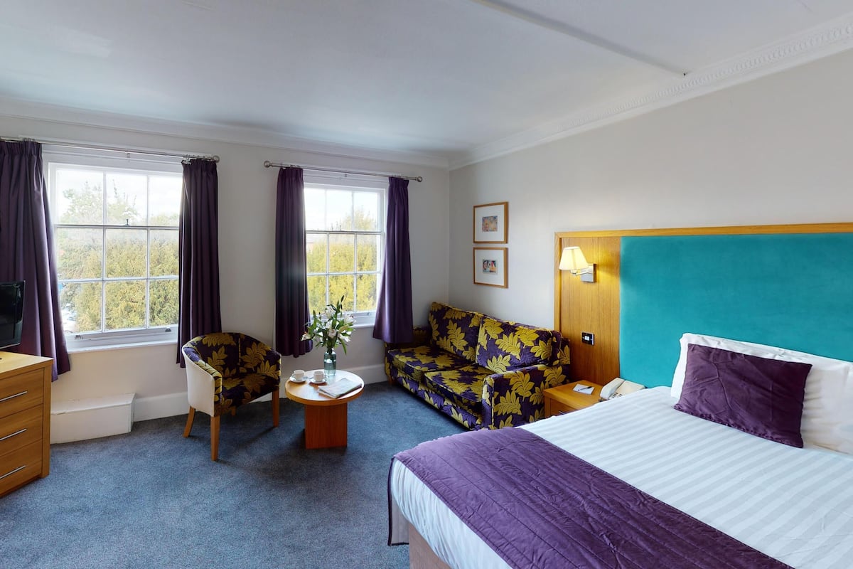 Executive Double Room | Peralatan tempat tidur hipoalergenik, seterika/papan seterika