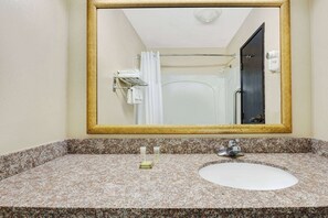 Combined shower/tub, free toiletries, hair dryer, towels - Super 8 by Wyndham Hutchinson (Hutchinson)