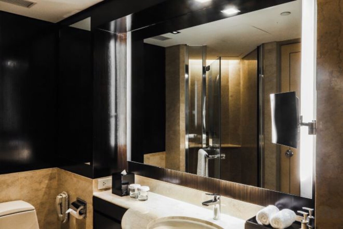Separate tub and shower, deep soaking tub, free toiletries, hair dryer