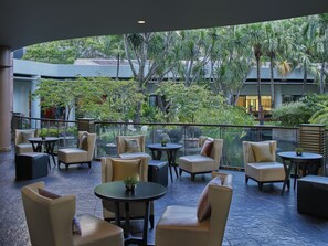 2 bars/lounges