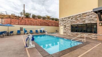 Una piscina al aire libre de temporada