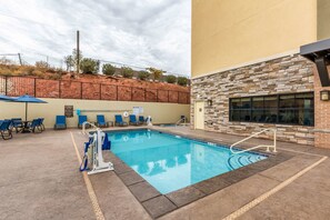 Una piscina al aire libre de temporada