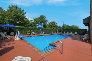 Piscine extérieure (ouverte en saison), chaises longues