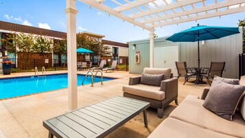 季节性开放的室外游泳池，10:00 至 22:00 开放，日光浴躺椅