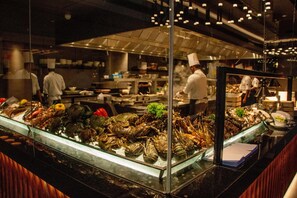 3 restaurantes, café da manhã, culinária internacional