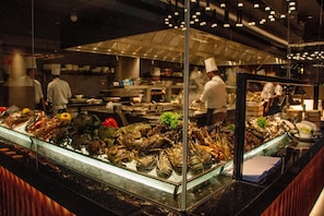 3 restaurants, breakfast, lunch, dinner served; international cuisine