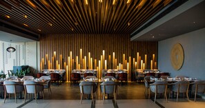 3 restaurants, breakfast, lunch, dinner served; international cuisine - The Kingsbury Colombo (Colombo)