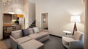 Loft, 2 habitaciones (Full Kitchen) | Escritorio, espacio para trabajar con laptop y cortinas blackout