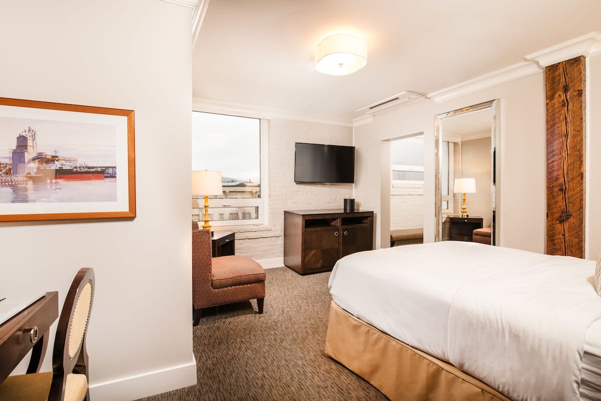 Standard Room, 1 Queen Bed | 1 bedroom, premium bedding, desk, blackout curtains