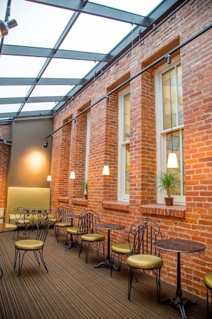Cafe. Mark Spencer Hotel