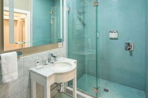 Suite Premium, 1 très grand lit et 1 canapé-lit | Salle de bain | Douche, sèche-cheveux, serviettes fournies