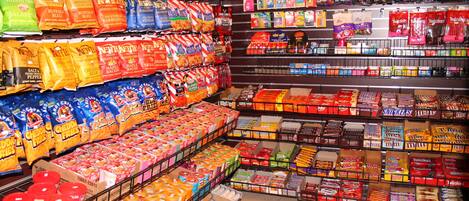Un pasillo de un supermercado con diversos productos y alimentos.