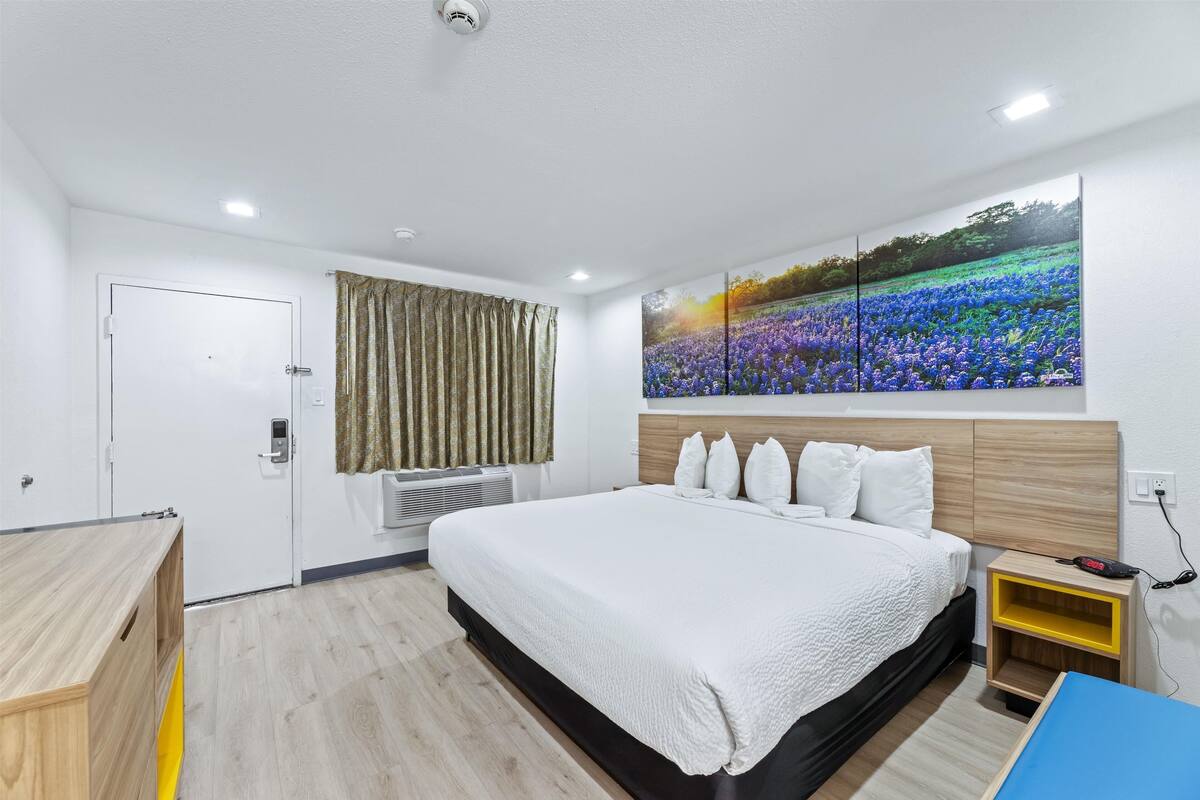 Habitación estándar, 1 cama King size, para no fumadores | Escritorio, tabla de planchar con plancha, cunas y camas extra