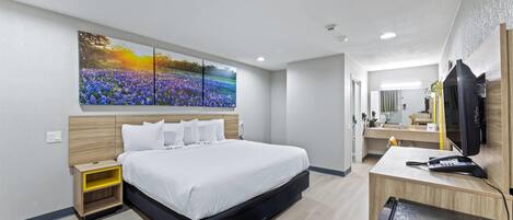 Escritorio, tabla de planchar con plancha, cunas y camas extra