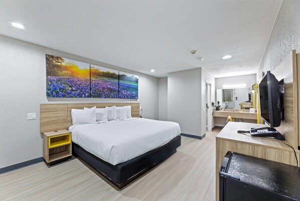 Escritorio, tabla de planchar con plancha y cunas 