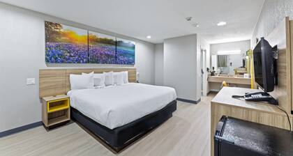 Days Inn by Wyndham McKinney