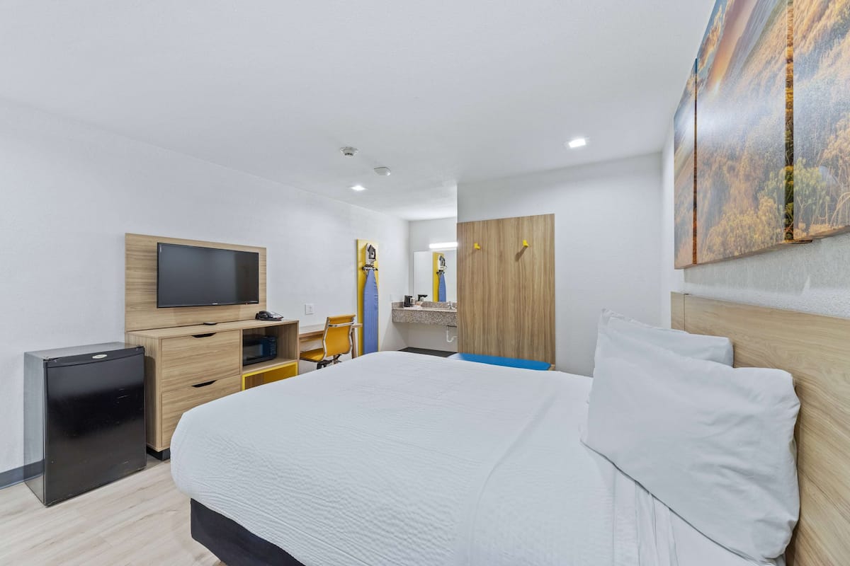 Habitación estándar, 1 cama Queen size, para no fumadores | Escritorio, tabla de planchar con plancha, cunas y camas extra