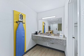 Habitación estándar, 1 cama Queen size, para no fumadores | Baño | Tina con regadera, amenidades de baño gratuitas, secadora de cabello 