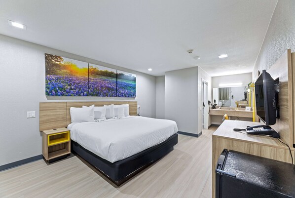 Room, 1 King Bed, Accessible, Non Smoking (Mobility,Hearing,Tub w/Grab Bars)