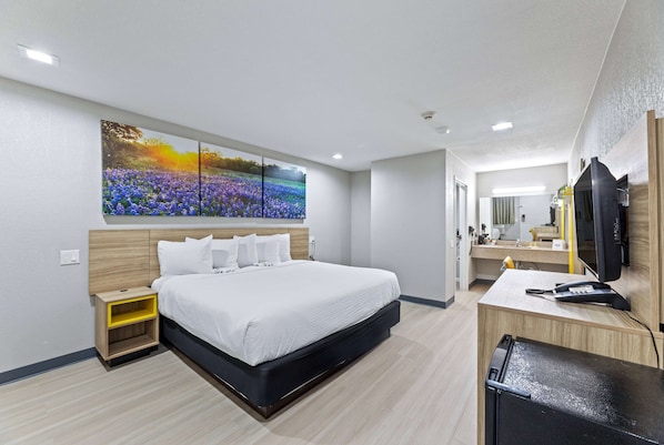 Room, 1 King Bed, Accessible, Non Smoking (Mobility,Hearing,Tub w/Grab Bars) | Desk, iron/ironing board, cribs/infant beds, rollaway beds